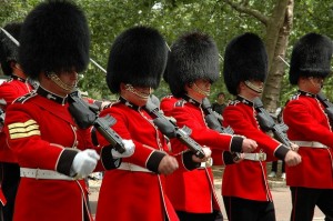 Os soldados que protegem a Rainha, e os membros da família britânica.