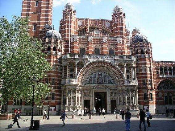 Igreja católica monumental constituída em Londres.