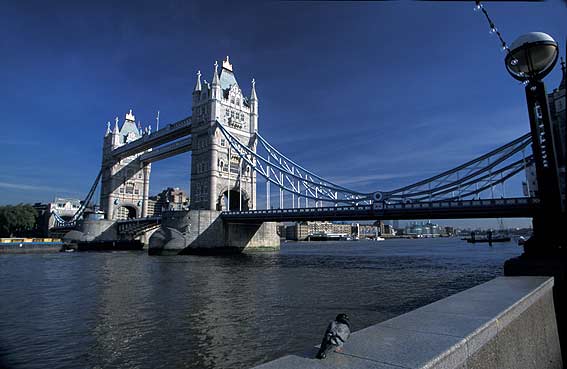 Construída em 1894 esta ponte tornou-se um ícone de Londres sendo considerada uma construção engenhosa com uma engenharia avançada para a época.